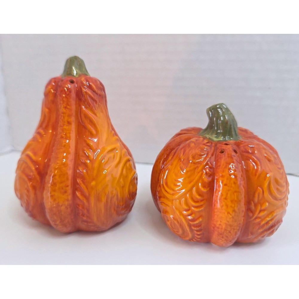 NWOT PIER 1 Pumpkin Gourd Salt and Pepper Shaker Set Orange Ceramic 1 CALLOUT